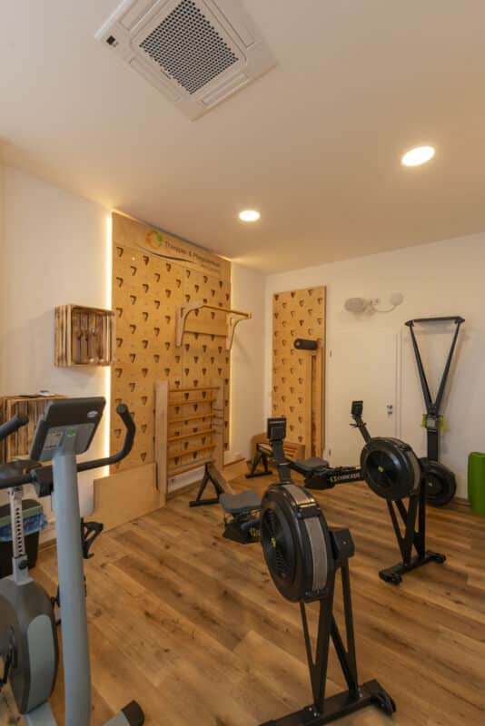 Dies ist ein Trainingsraum unserer Praxis in Kamenz. Ausgestattet ist er mit mehreren Ausdauergeräten, einer Spezialwand für Dehnungs- und Mobilisatzionsübungen sowie einer individuell einstellbaren Sprossenwand und Klimmzugstange.